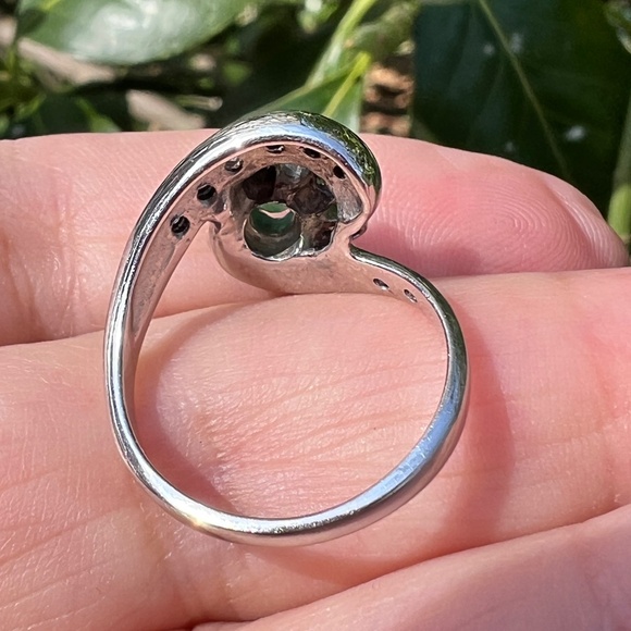 VINTAGE 14K WHITE GOOD EMERALD & DIAMOND FLOWER COCKTAIL RING FABULOUS FEMININE - Picture 14 of 16